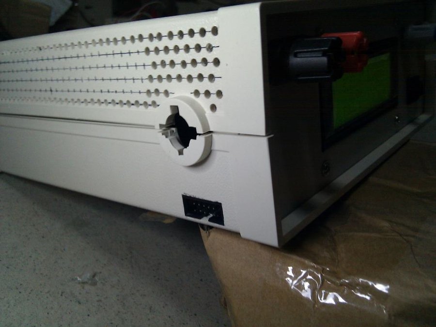 侧面。孔刚刚也全部开完了。