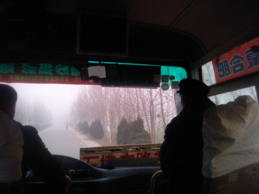 手机编辑帖子，把图片插入文章中，操作麻烦，还是一个图片一个说明算了。