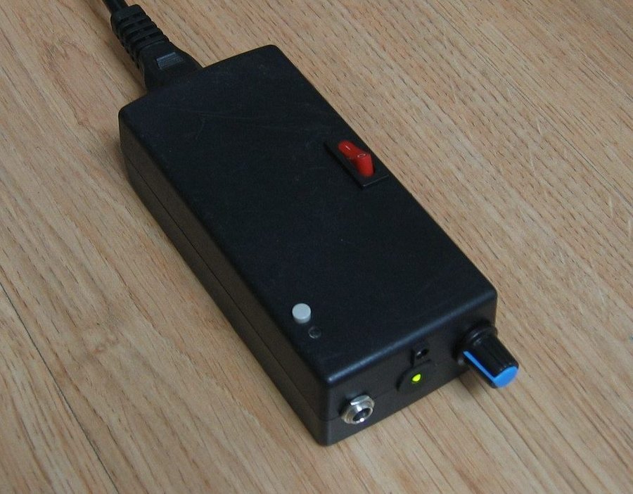 15V电压控制器单独上电，只是一个绿色灯亮.jpg