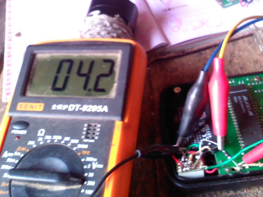 充电时测量：4.2伏.JPG