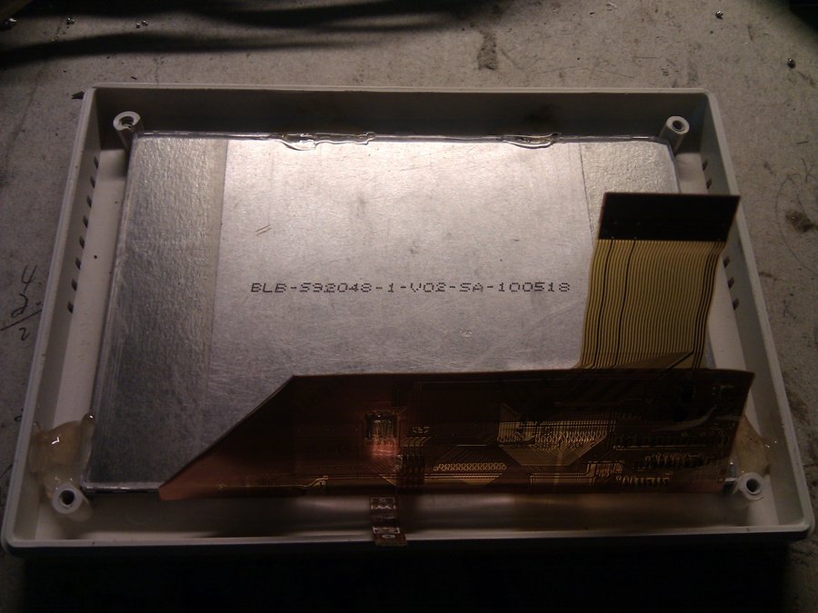 安装屏，后面贴了块塑料板