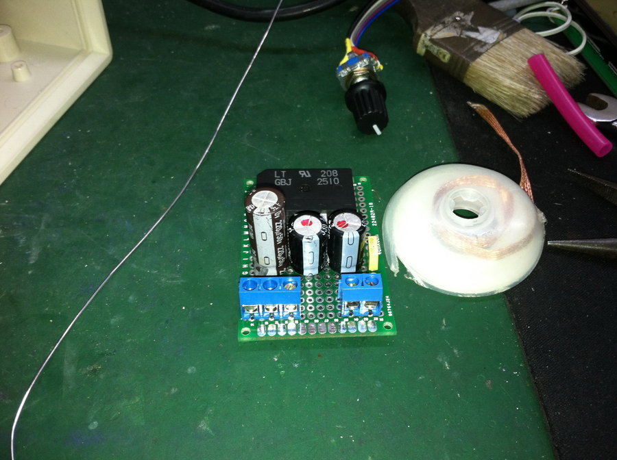 自己焊的整流板，没合适的电容，并联了三个，水平有限，做的不好