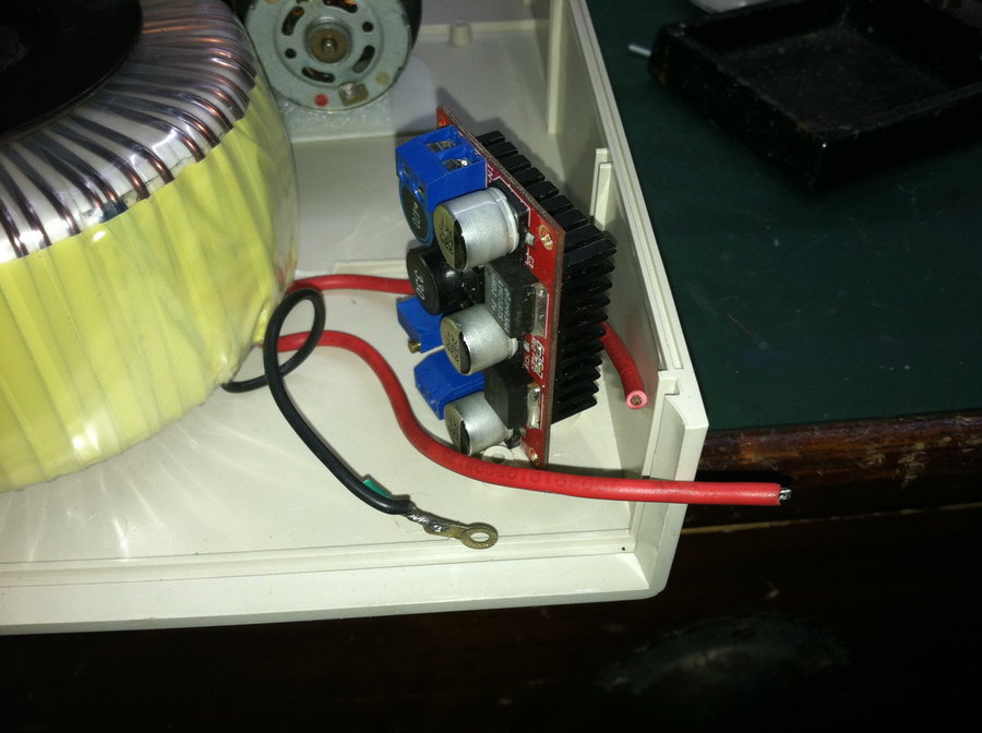 由于气泵振动大，速度太快，用一个5a的dcdc稳压降压版来调整气泵电压，把电位器引导面板上，随时可以调节