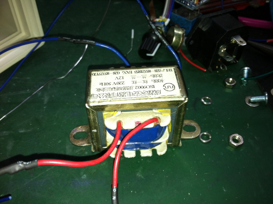 dz浩设计的手柄上有一个轻触开关，然后用来控制一个继电器，继电器再控制气泵的运转。两个气泵运行时2.5a左 ...