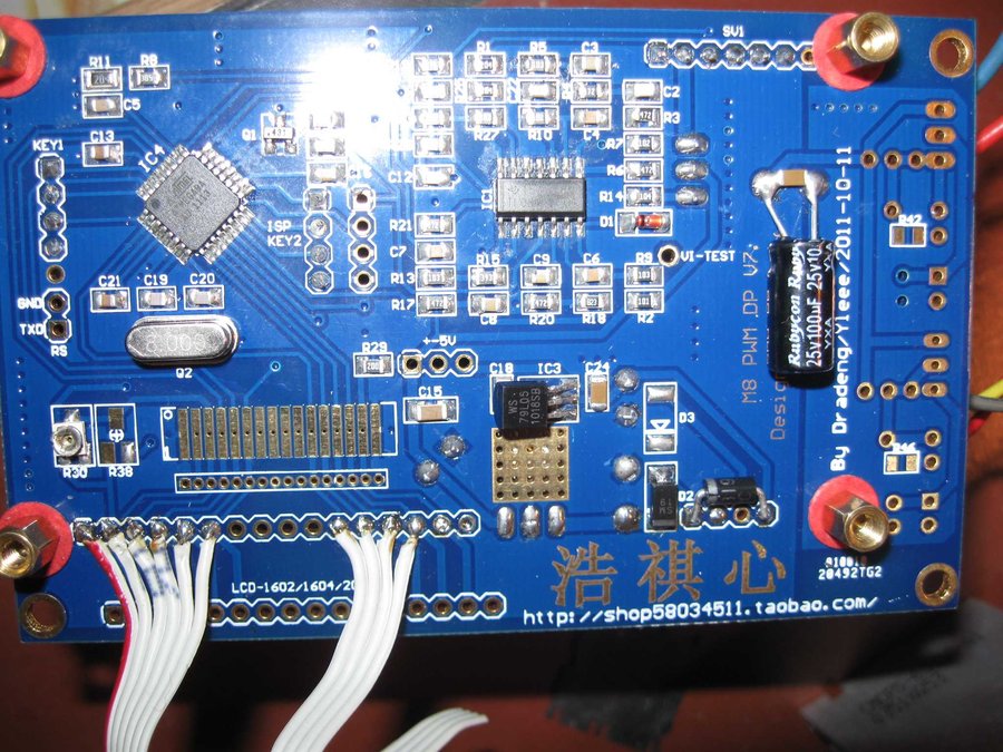 主角m8电源特写。