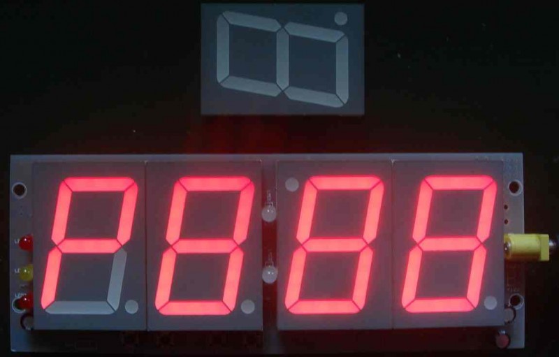 18_164 LED显示红色(未正常运行)室内.jpg