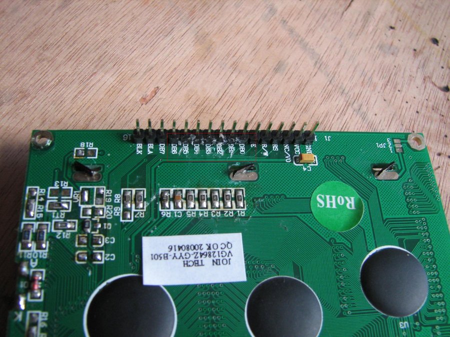 红框处涂有热熔胶，以前看不到，