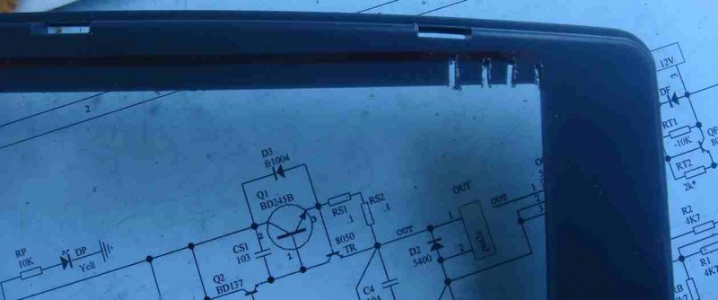 164_4LED 外壳显示窗口 上部扩大之手工锯槽 预开口先.jpg